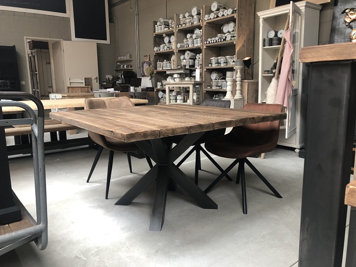 tafel met matrixpoot balkenblad notenkleur – Hillshome | Eiken meubelen | Steigerhouten meubels | Stalen meubels | Painting the Past